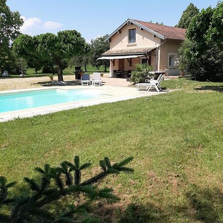 Gite A La Campagne Avec Piscine Biziat Bagian luar foto