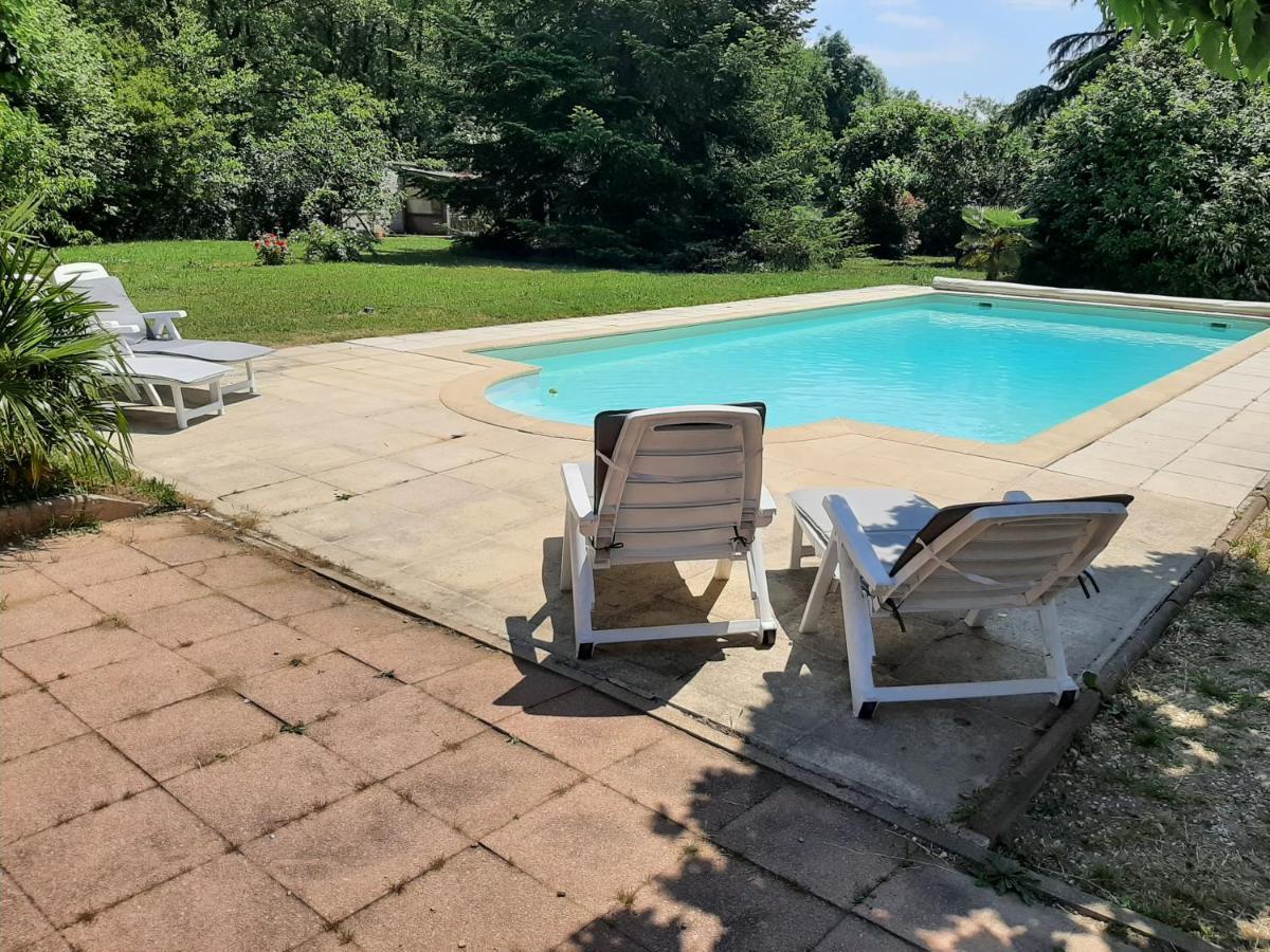 Gite A La Campagne Avec Piscine Biziat Bagian luar foto
